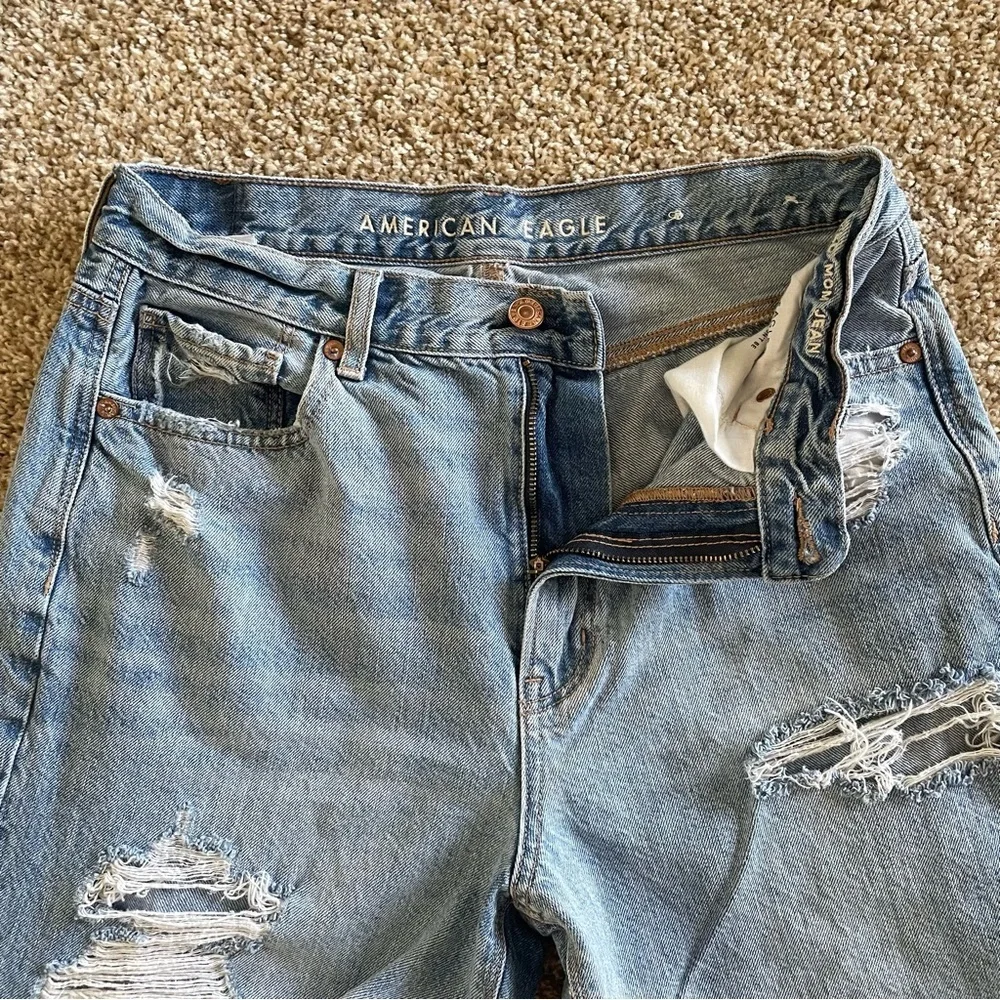 American Eagle Relaxed Mom Jeans Women’s 6 Long Blue Light Wash Tapered Ripped - Picture 6 of 16